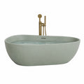 Vasca da bagno freestanding in cemento grigio con rubinetto in ottone